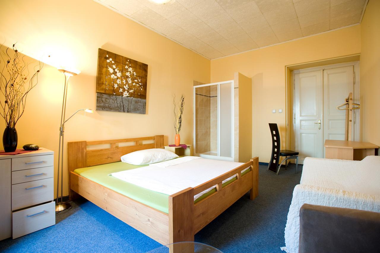 Doppel-/Zweibettzimmer mit Dusche